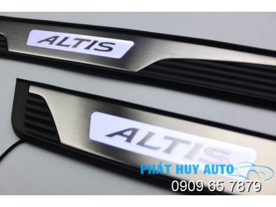 Nẹp bước chân có đèn chống xước xe Toyota Altis 