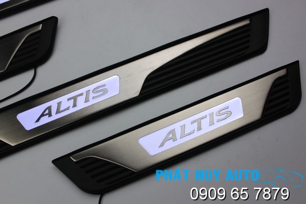 Nẹp bước chân có đèn chống xước xe Toyota Altis 