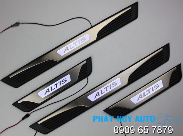 Nẹp bước chân có đèn chống xước xe Toyota Altis 