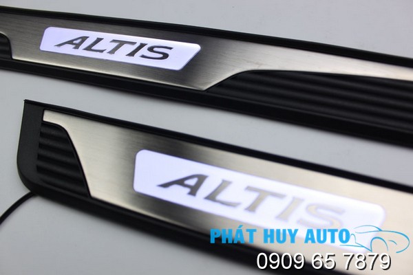 Nẹp bước chân có đèn chống xước xe Toyota Altis 